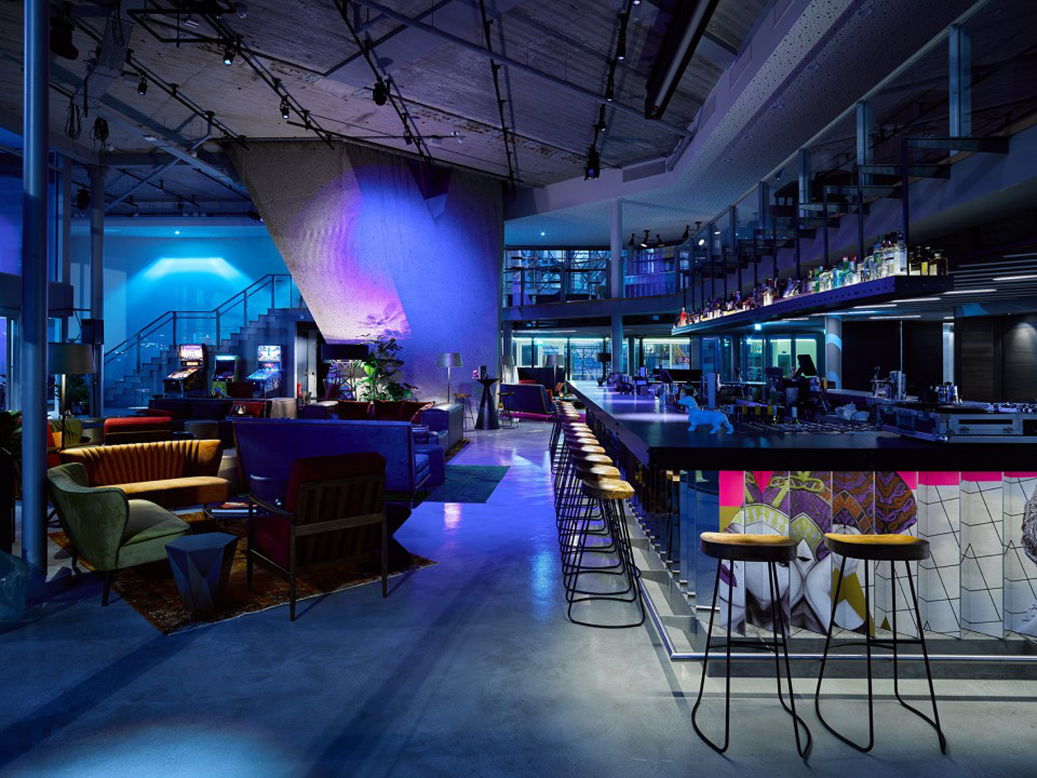 由汉堡美食店、DJ室内酒吧与露台移动酒吧组成的“生活空间”