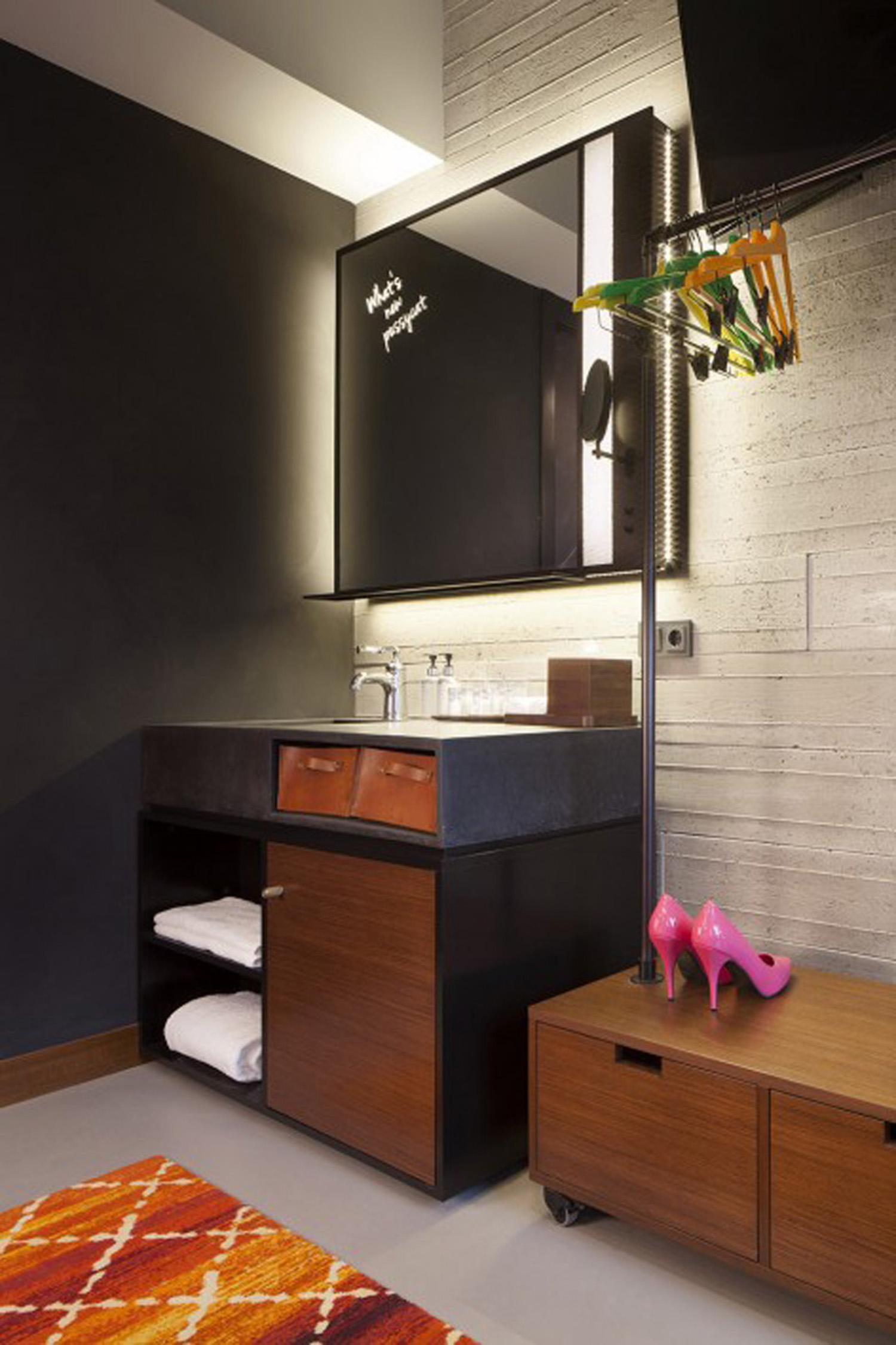 房间与浴室统一的家具设计